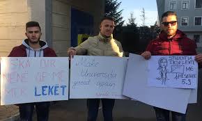 Protesta, studentët mbyllen brenda fakulteteve, bllokojnë hyrjet kryesore