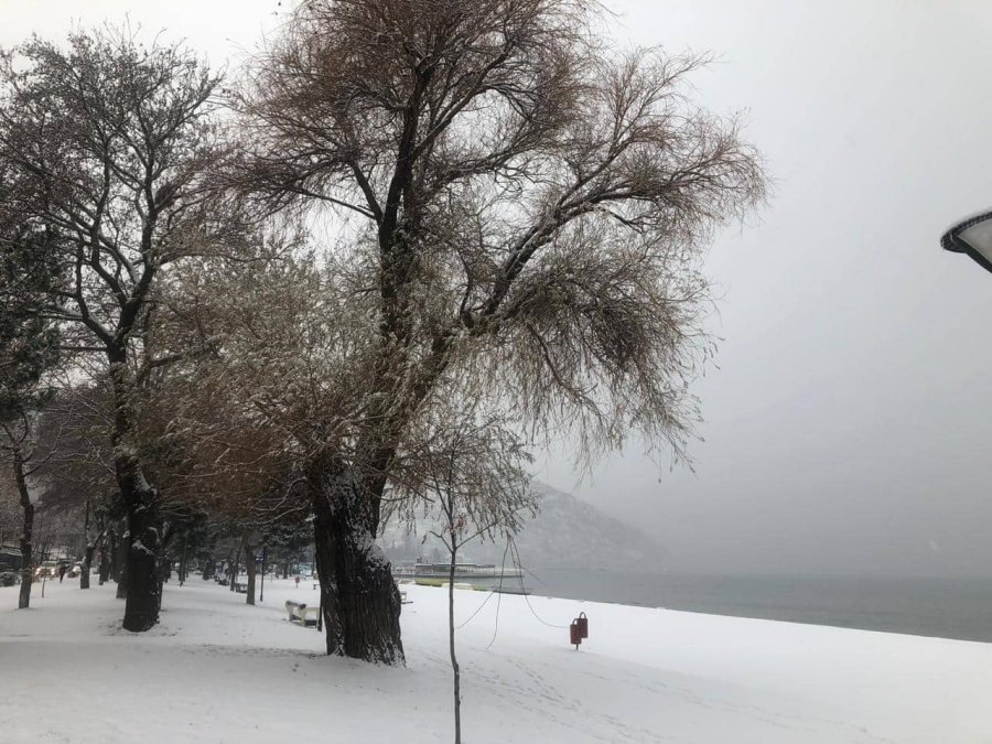 FOTO/ Pogradeci nën dëborë, më i bukur se asnjëherë