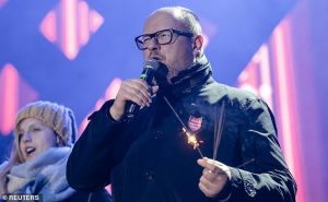 VIDEO/ Ngjitet në skenë dhe godet me thikë kryebashkiakun popullor