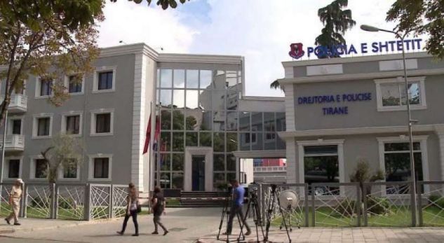 Vidhte çantat dhe telefonat vajzave, pranga 23-vjecarit