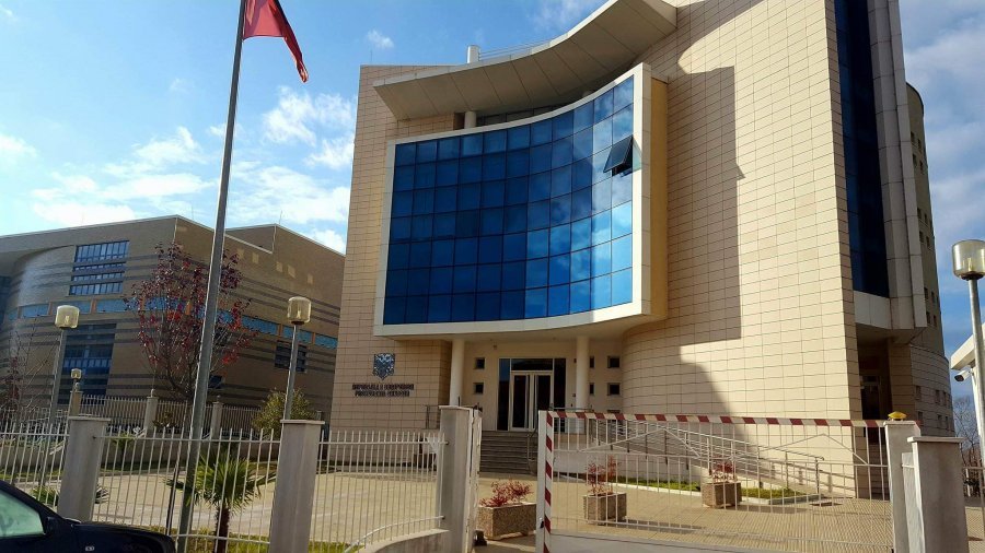 Vrau shokun e tij me thikë, prokuroria kërkon 25 vite burg për autorin