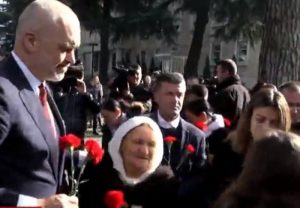 VIDEO/21 JANARI/ PËRSËRITET E NJËJTA SKENË, RAMA ME KARAJFILA NË DORË! NJË QYTETAR I ‘KYÇ GOJËN’