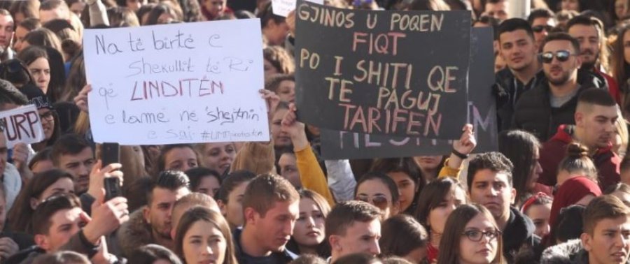 FOTO/ Protesta, Filologjiku bojkoton në mënyrë origjinale, nxjerr karriget dhe tavolinat…