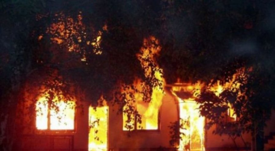 Zjarri shkrumbon një banesë në Lushnje