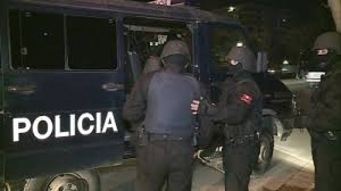 FORCAT SPECIALE ARRESTOJNË 48 VJEÇARIN E RREZIKSHËM NGA SHIJAKU (EMRI)