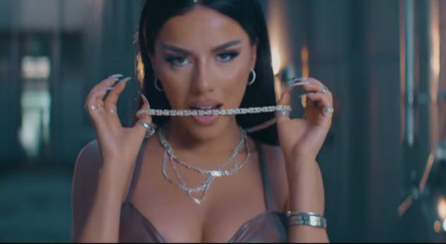Tayna ndriçon e tëra, thekson belin në veshjen seksi