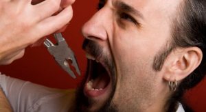 LUFTA POPULISTE KUNDËR DENTISTIT