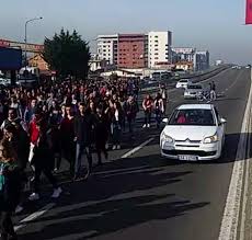 Studentët e bujqësorit i vënë drynin derës së fakultetit, policia u tregon prangat