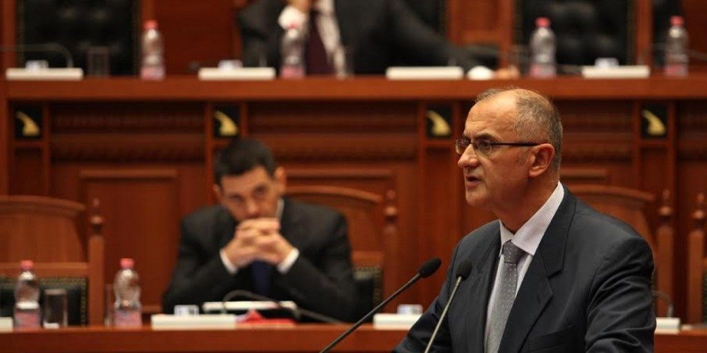 VIDEOLAJM/ Vasili-Manjës: Ulu aty, skizofren