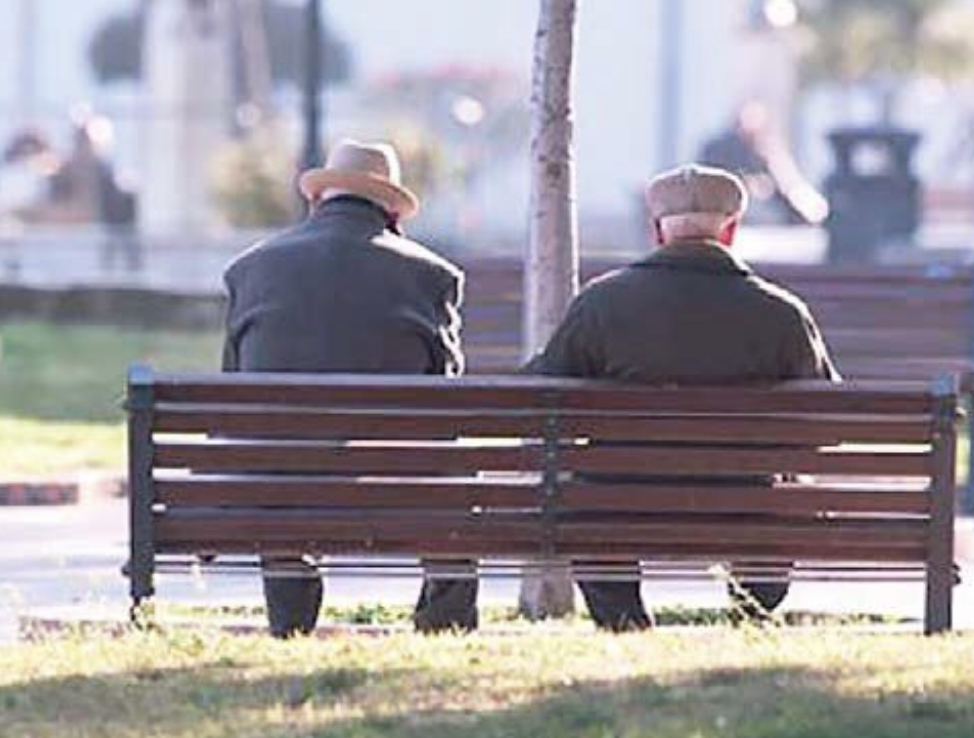 “Shterojnë” 20 vjeçarët, si po përmbyset piramida e popullsisë. Shtohet armata e të moshuarve
