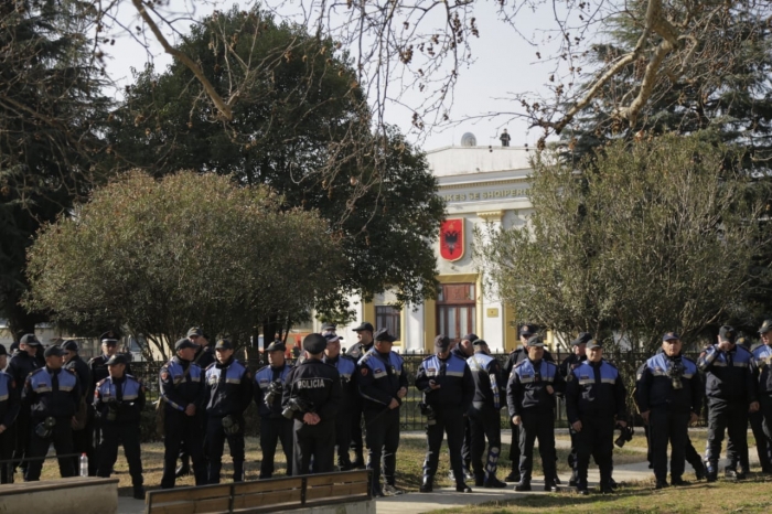 PAK MINUTA NGA NISJA E PROTESTËS, FORCA TË SHUMTA POLICIE RRETHOJNË PARLAMENTIN