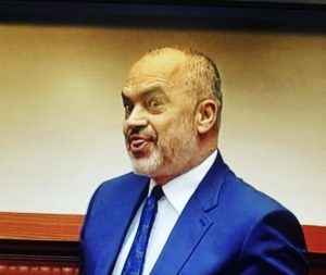 VIDEO/Fyerje  banale  dhe batutat që degraduan seancën plenare