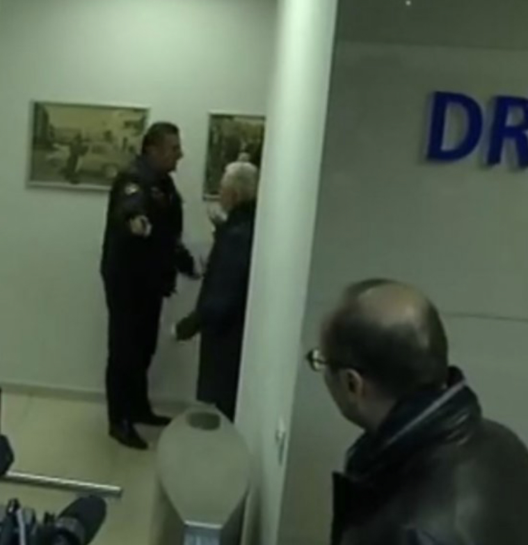 VIDEO/ Plas brenda Policisë së Tiranës, përleshje mes policëve dhe deputetëve