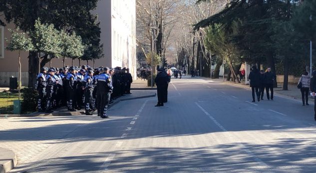 Nesër protesta e PD, Kuvendi përcakton rendin e ditës, por deputetët e maxhorancën…