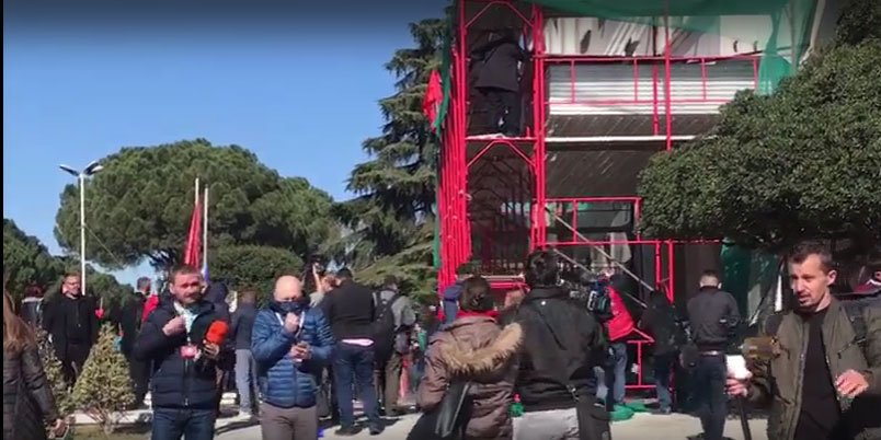 FOTO/ Protestues në gjendje të rëndë, ndërhyn ambulanca
