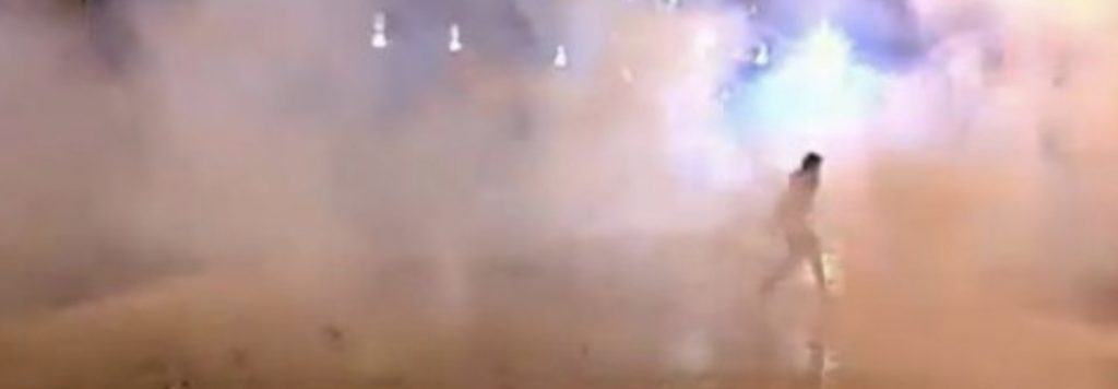 Policia  perdori  gazin lotësjellës mbi protestuesit
