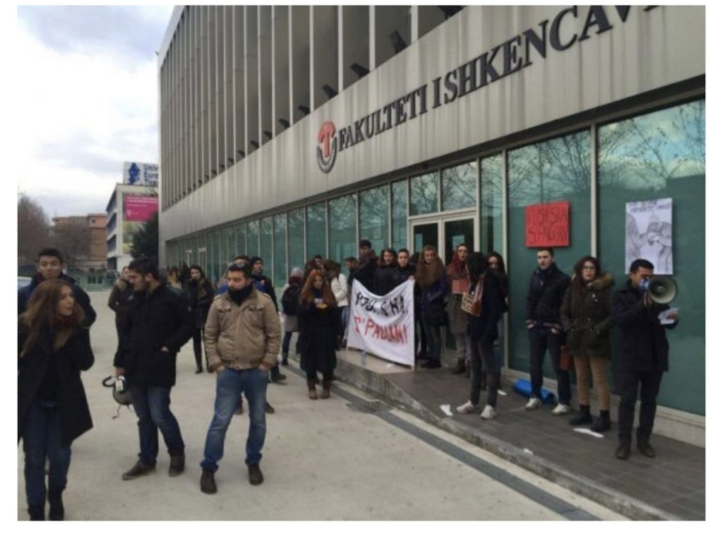 Tiranë, pedagogët në grevë, bojkotohet mësimi tek Shkencat Sociale