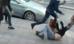 Plas sherri mes të rinjve në Kamëz, djali me BMW tërhiqet zvarrë dhe goditet dhunshëm nga pesë të tjerë