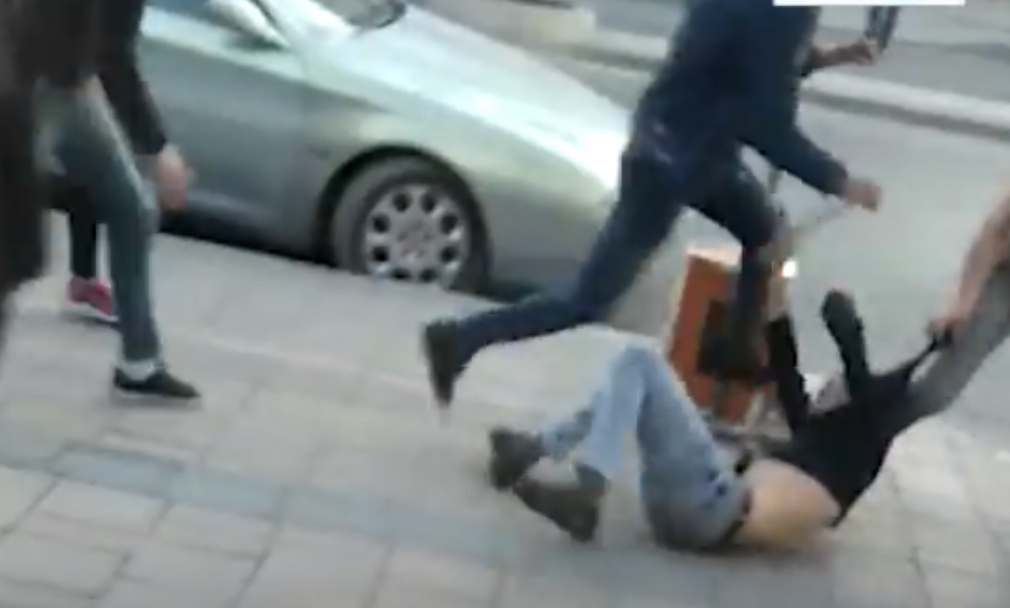 Plas sherri mes të rinjve në Kamëz, djali me BMW tërhiqet zvarrë dhe goditet dhunshëm nga pesë të tjerë