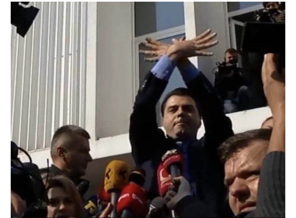 Lulzim Basha mbyll protestën dhe këndon himnin kombëtar: Bëhuni gati për…