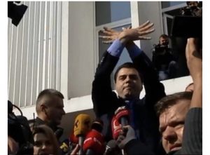 Lulzim Basha mbyll protestën dhe këndon himnin kombëtar: Bëhuni gati për…