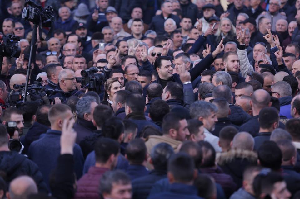 FOTOT/ Basha mesazh një ditë pas protestës: Beteja që kemi nisur…