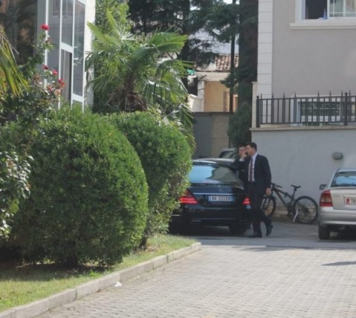 DJEGIA E MANDATEVE, PAS TAKIMIT ME KRYEMADHIN, BASHA BËN LËVIZJEN E RRADHËS