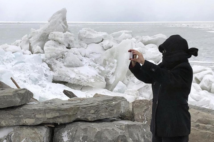 E MAHNITSHME/ NJË ‘CUNAMI PREJ AKULLI’ ZBRAZET NË BRIGJET E LIQENIT (VIDEO)
