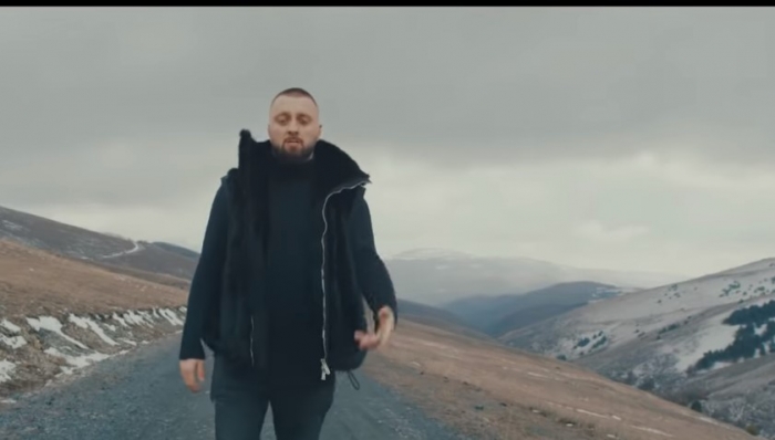 ‘NUK DORËZOHNA’, MAJK PUBLIKON KËNGËN E RE, E BAZUAR NË JETËN E TIJ (VIDEO)