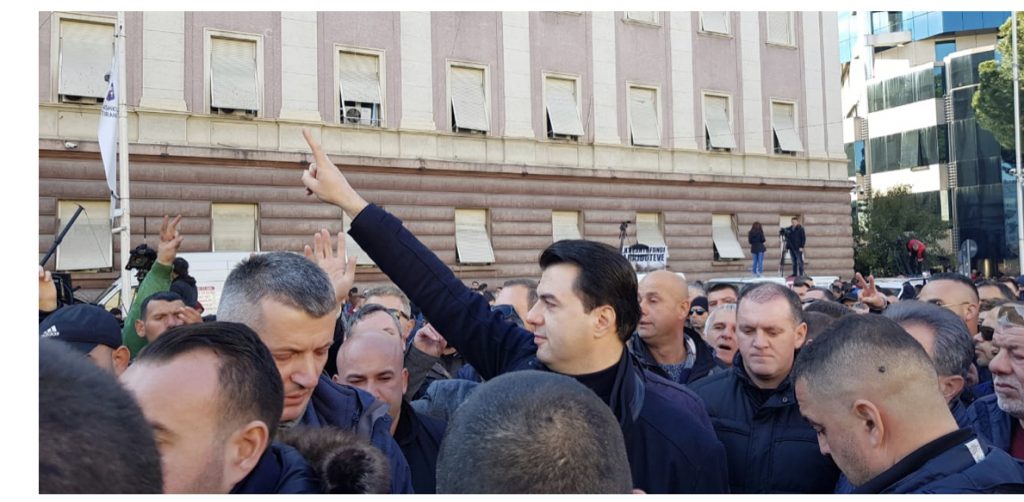 Mbyllet protesta pas 5 orësh, Basha njofton tubimin e radhës: Deri në rrëzimin e qeverisë…