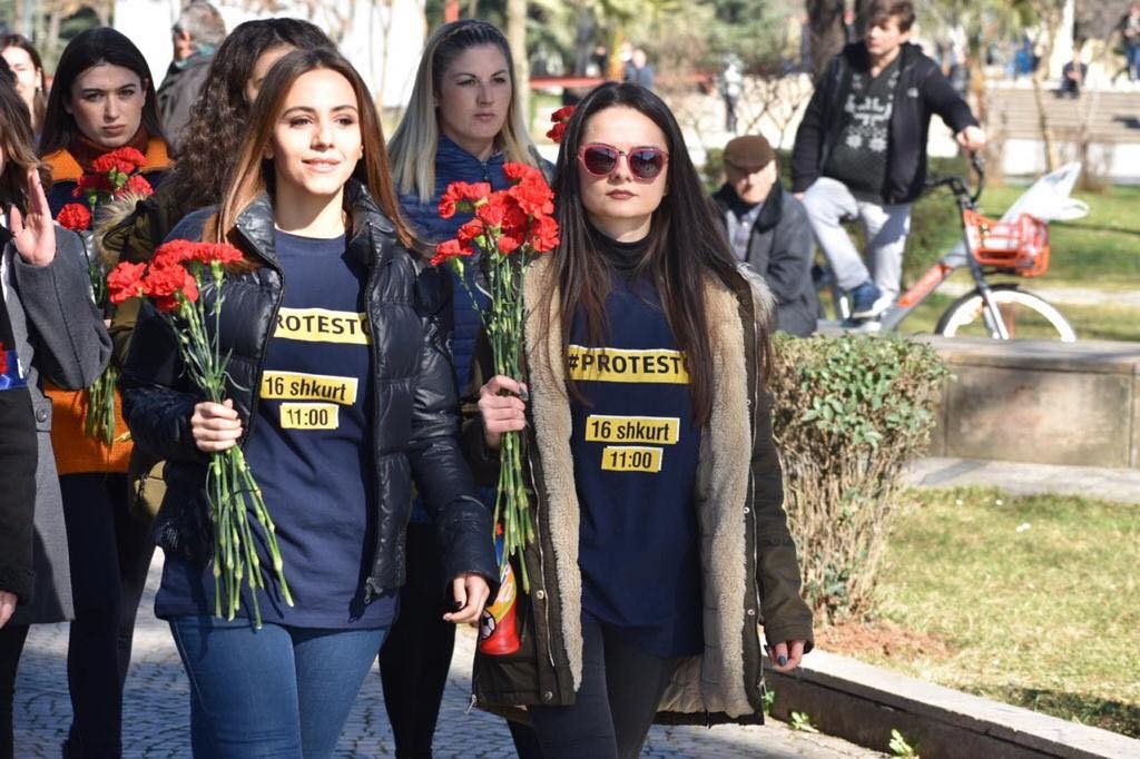 ZV.MINISTRJA E BRENDSHME: JANË KONSUMUAR VEPRA PENALE. LULET E DHURUARA PËR POLICËT, NJË SIMBOLIKË SHUMË E BUKUR