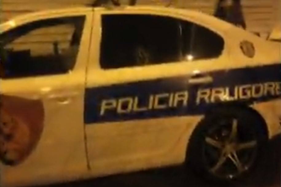 SHKULEN PLLAKAT, PROTESTUESIT GODASIN MAKINËN E KOMANDANTIT TË POLICISË (FOTO)