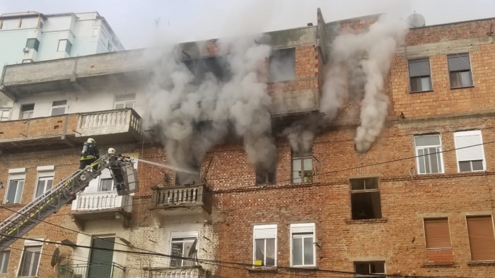 ZJARR NË NJË APARTAMENT NË TIRANË, 2 ZJARRFIKËSE NË VENDNGJARJE