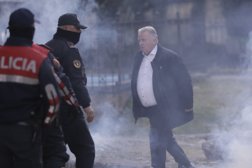 FOTOT/U sulmua nga protestuesit, deputeti i PS: Bëj thirrje që policët të jenë të pajisur me mjetet për turmat që thyejnë ligjin