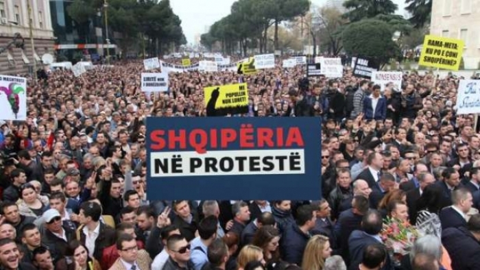 2 ORË LARG FILLIMIT TË PROTESTËS, PD PUBLIKON LISTËN NGA QARQET: MË SHUMË SE 50 MIJË QYTETARË DREJT TIRANËS
