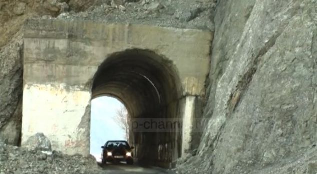 Rrezik nga mali, bien shkëmbinjtë në tunelin e Gjegjanit