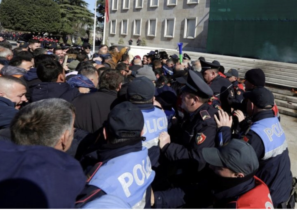 Neser protesta para parlamentit, policia  mbrojtje kryesore gazin lotesjelles