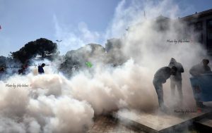 Parlamenti Evropian dënon përdorimin e gazit lotsjellës dhe plumbave të gomës ndaj protestuesve