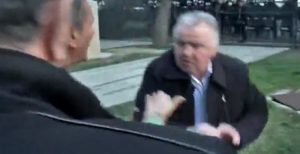 SITUATË E RËNDUAR PARA PARLAMENTIT, PROTESTUESIT PËRLESHEN ME DEPUTETËT E PS (FOTOT)