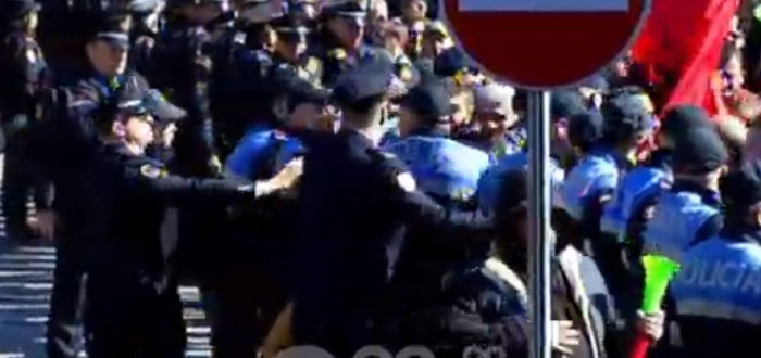 AKTET E DHUNËS, POLICIA THIRRJE ME MEGAFON PROTESTUESVE