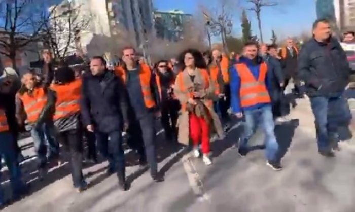 ‘O EDVIN O ZAGAR DO TË VARIM NË LITAR’, TË VESHUR ME JELEKË PORTOKALLI, BANORËT E ASTIRIT MARSHOJNË DREJT KRYEMINISTRISË