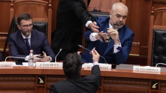 ‘RRETHOI PARLAMENTIN ME TELA ME GJEMBA E FORCA SPECIALE’, PALOKA I KTHEHET RAMËS: O SHU*AQ, NE I DORËZUAM MANDATET SE…