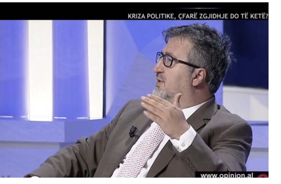 Gazetari humb durimin përplas shishen gjatë emisionit: Na çatë b..thën, më lini të flas