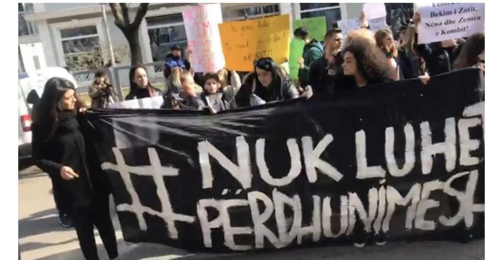 Përdhunimi i 14 vjeçares në Kavajë, shoqëria civile proteston në Tiranë