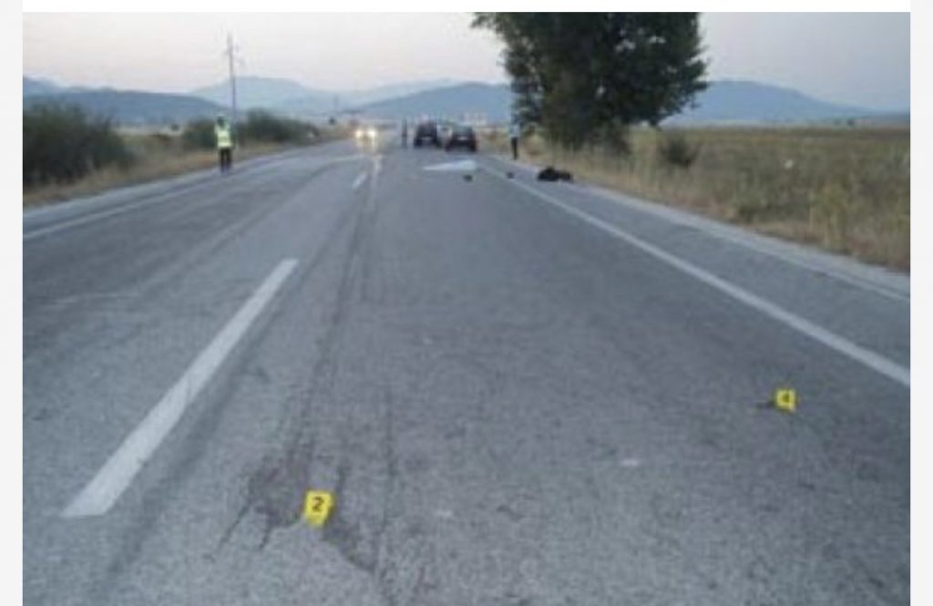 Fuoristrada përplaset me bordurën, plagosen rëndë tre të rinj. EMRAT