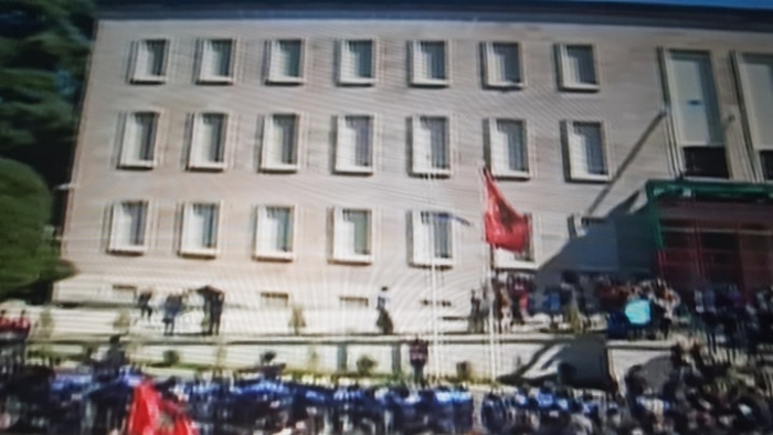 FLAMURI I PD NGRIHET NË KRYE TË KRYEMINISTRISË KRAH ATIJ KOMBËTAR (DETAJI QË U HARRUA GJATË RRËMUJËS)