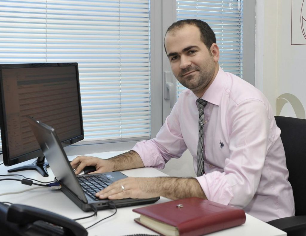 I përlotur braktis Shqipërinë talenti i informatikës Besmir Semanaj