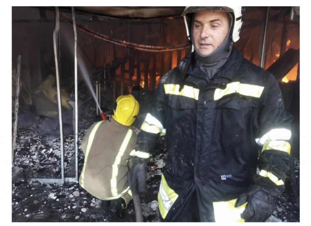 “Dhunë në familje”, kush e denoncoi zjarrfikësin hero që u vu në pranga