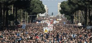 Analiza satirike/ “Milet i madh te Kryeministria, hajde petulla  dhe bakllava ke Rama “