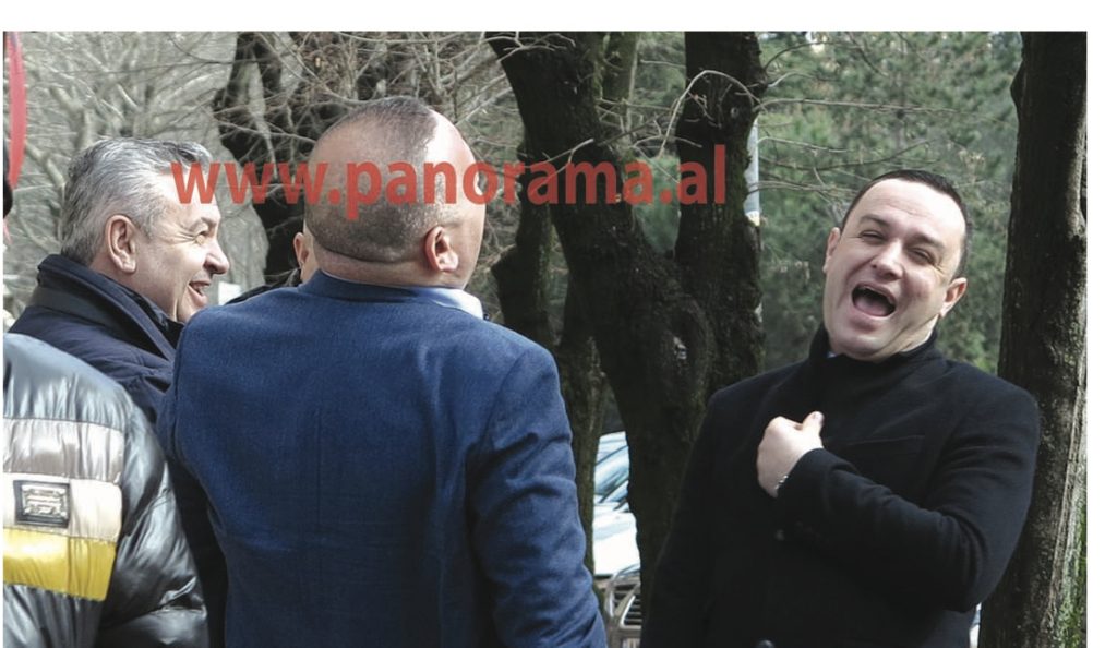 FOTOT/ Tradhtoi PD-në, ja me cilët deputetë të PS-së shoqërohej Myslim Murrizi para refuzimit për dorëzimin e mandatit